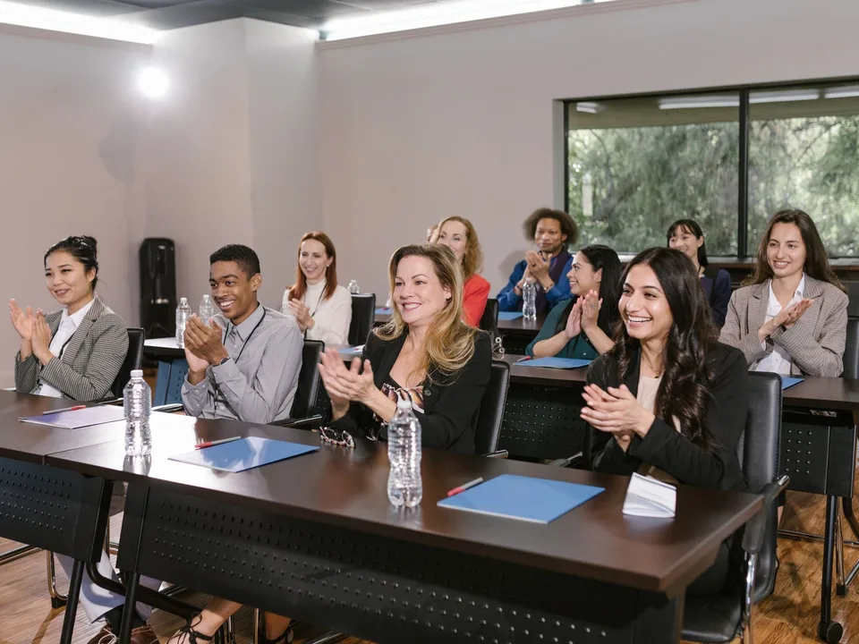 Participantes aplaudiendo durante una capacitación de APLA Academy en cumplimiento en Prevención LA/FT