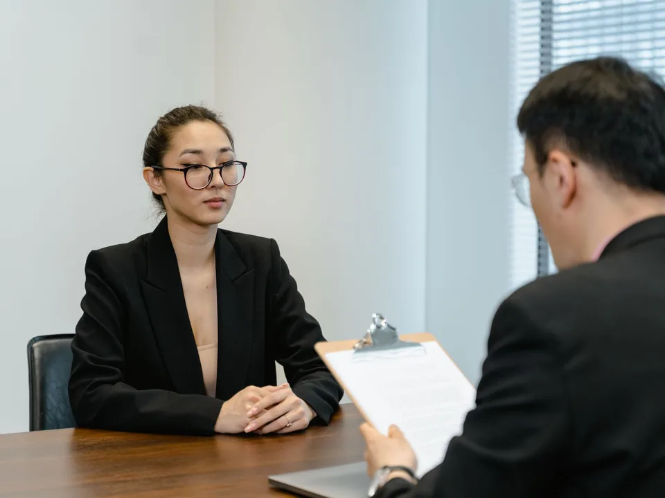 Entrevista de trabajo profesional en una oficina moderna, representando las oportunidades de empleo en Líderes APLA