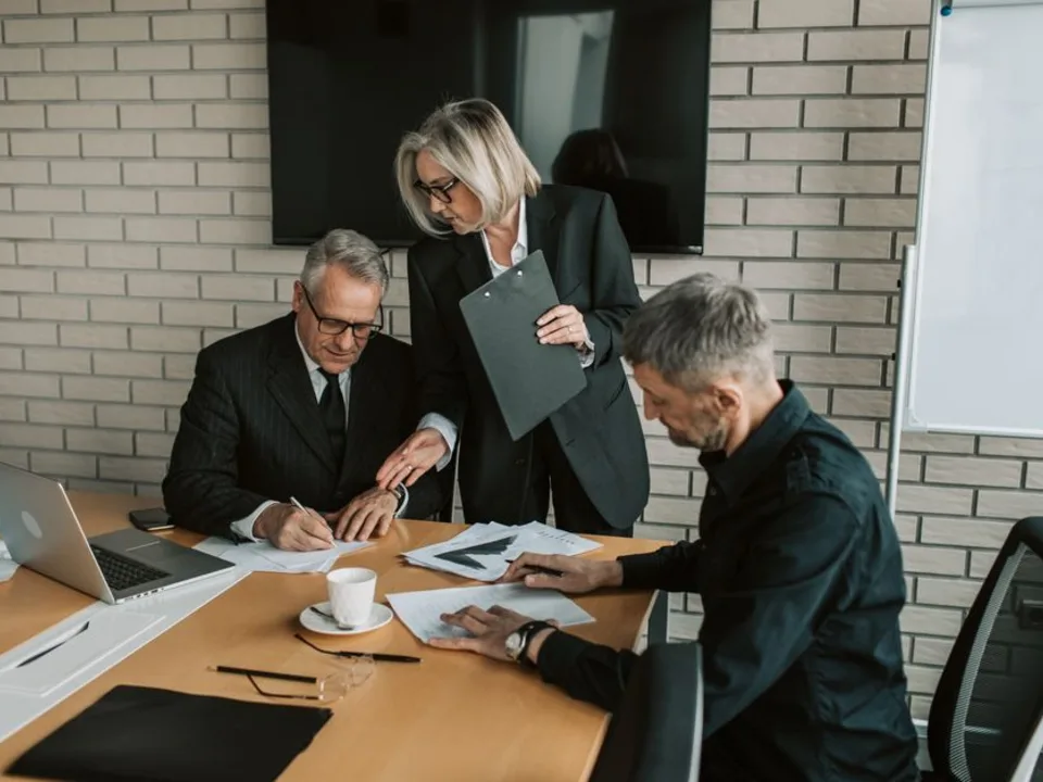 Directivos revisando la estructura corporativa de un grupo empresarial