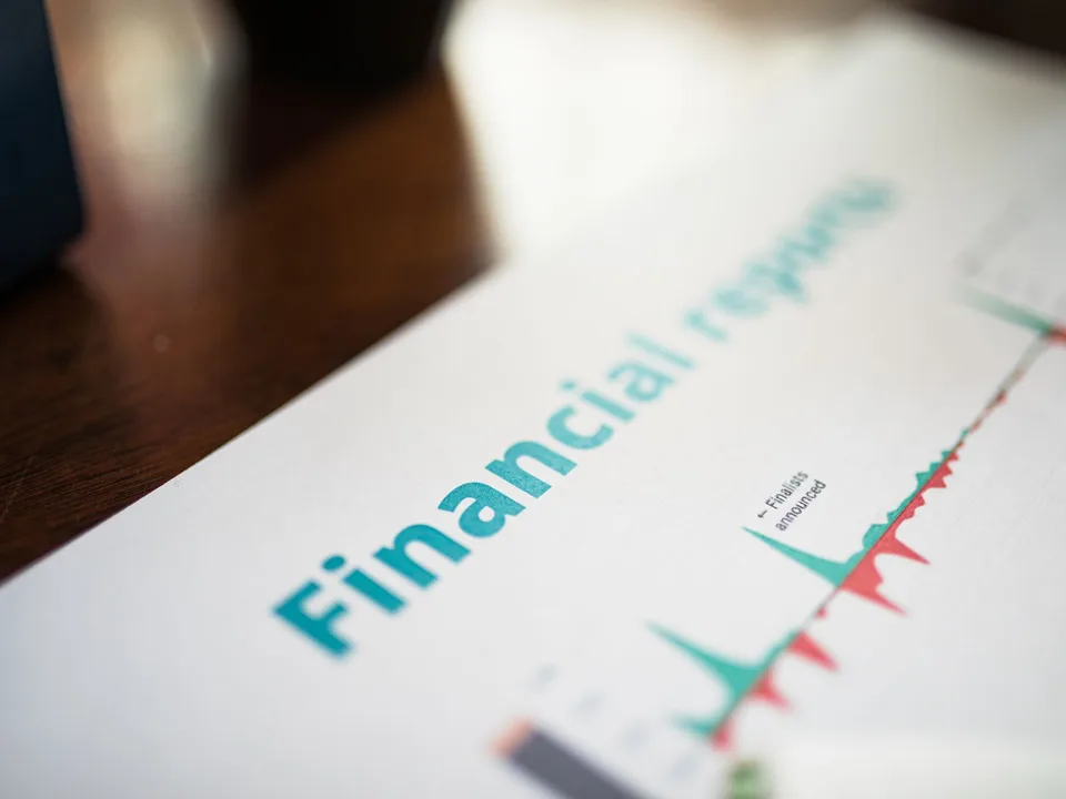 Primer plano de un informe financiero con gráficos, representando los reportes RESU y ROS en prevención LA/FT