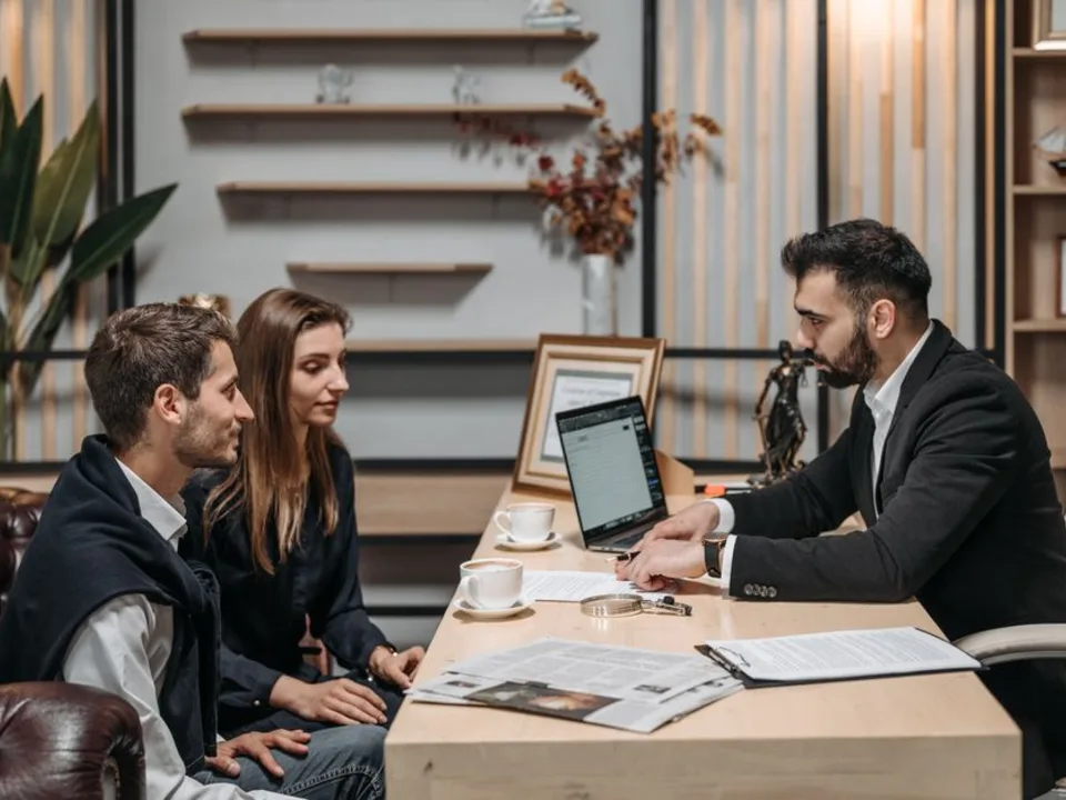 Asesor revisando el diagnóstico de cumplimiento normativo de una empresa