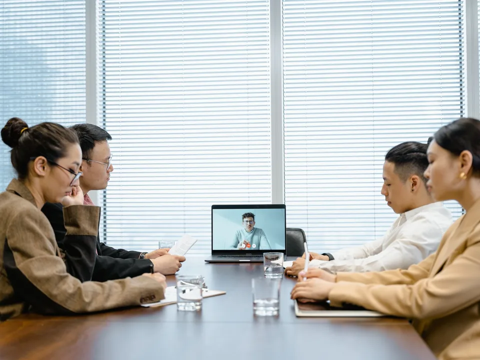 Equipo profesional participando en un webinar virtual de prevención de lavado de activos