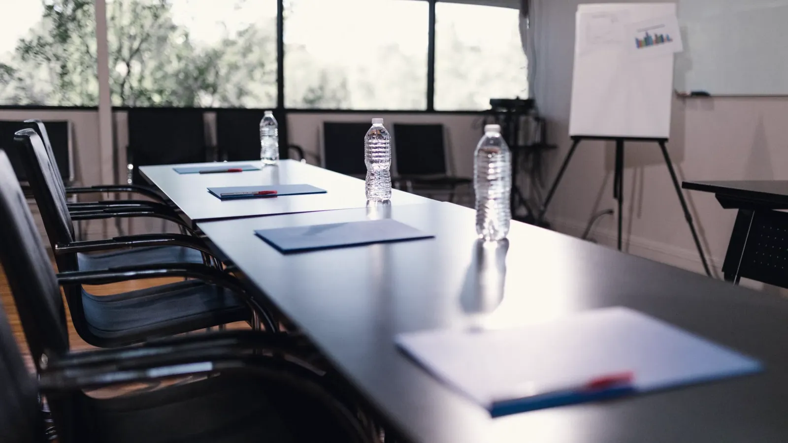 Sala de directorio preparada para una reunión