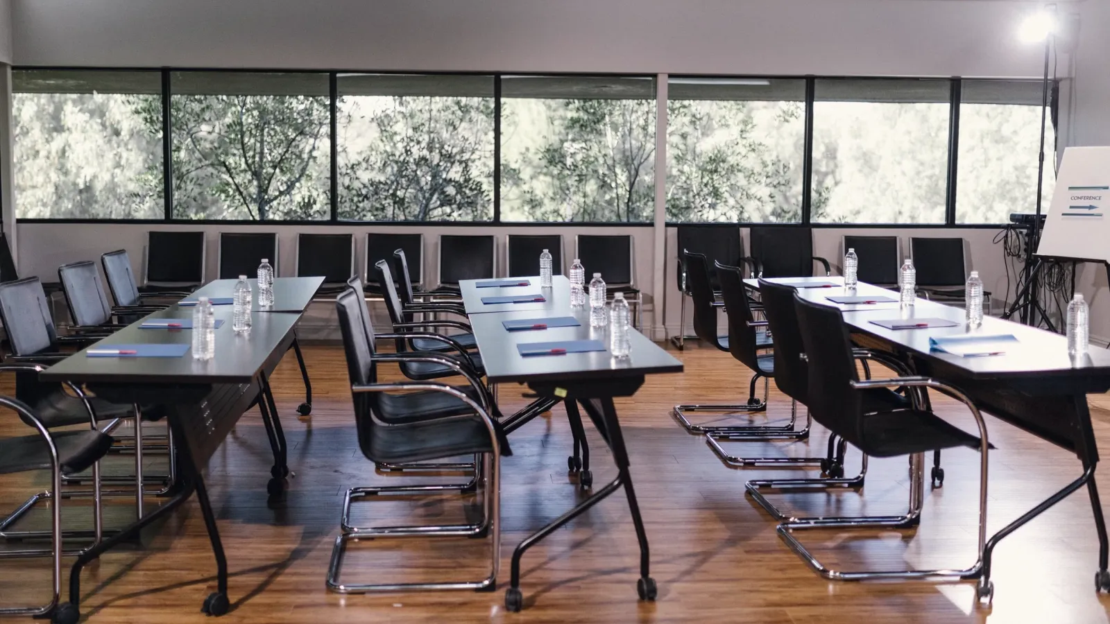 Sala de formación preparada con luz de ventana