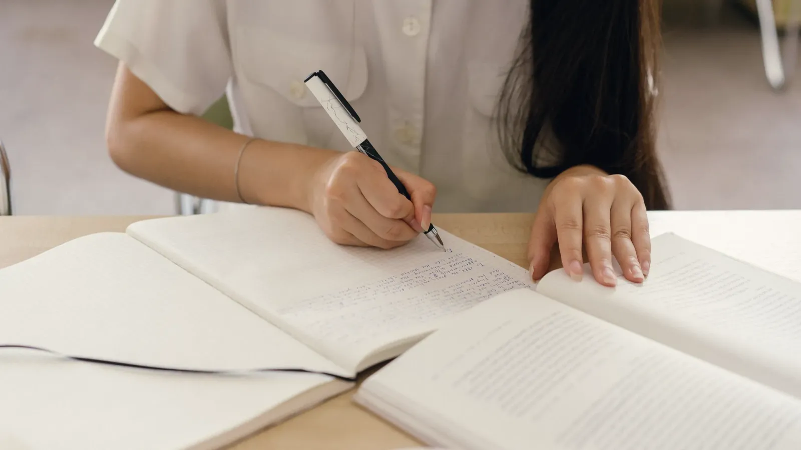 Estudio con libro y bolígrafo
