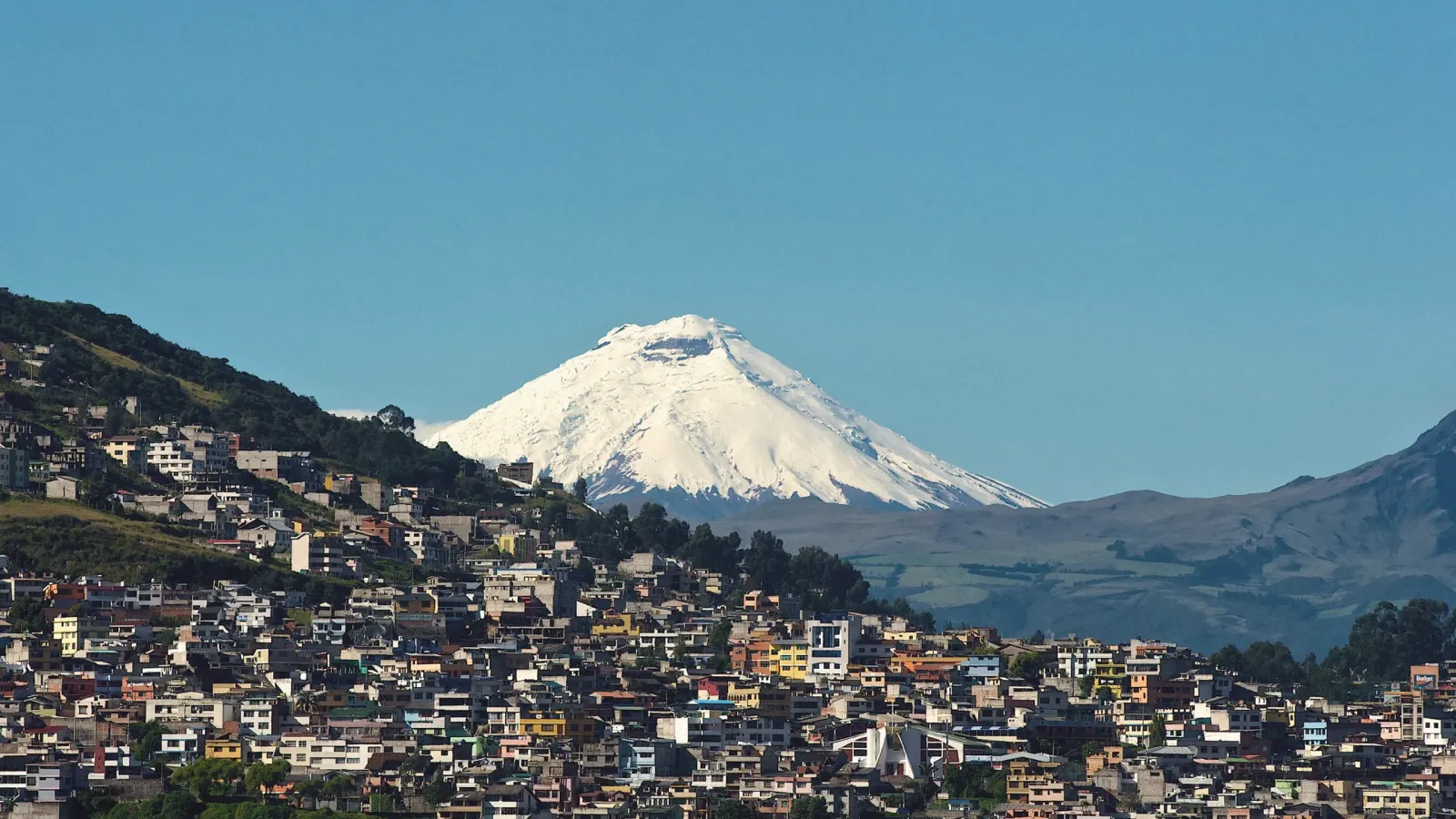 Quito con el volcán Cotopaxi al fondo