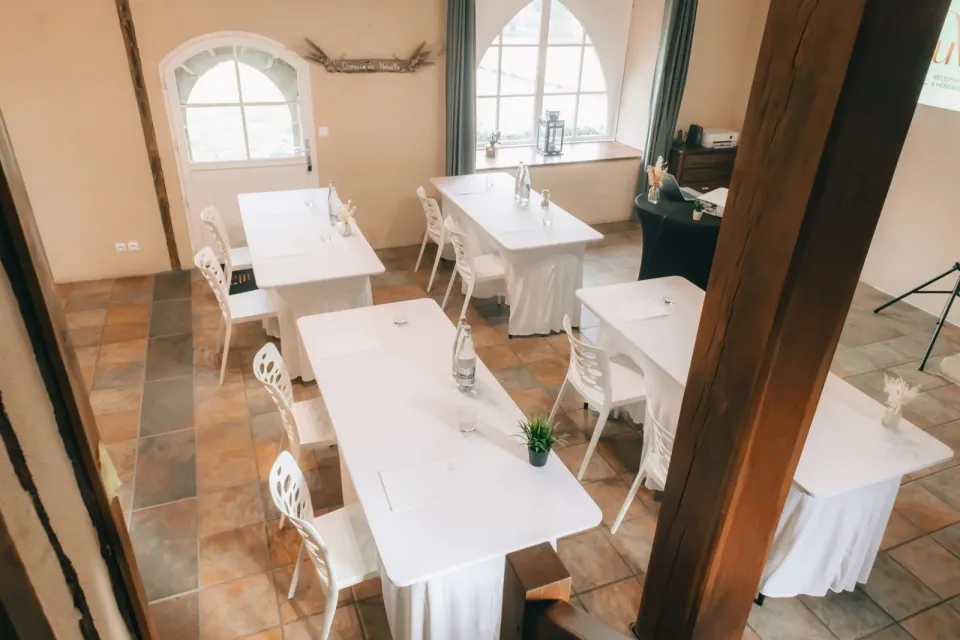 Sala de formación con mesas y ventanas en arco, lista para una edición de APLA Academy