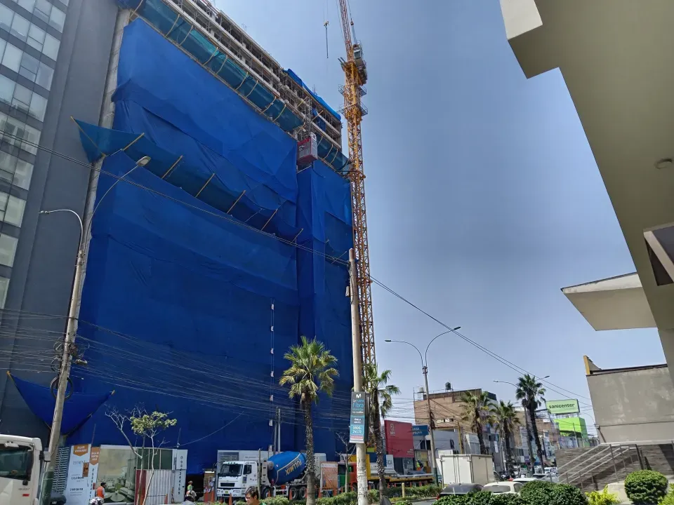 Edificio residencial en construcción con grúa torre en Surquillo, Lima
