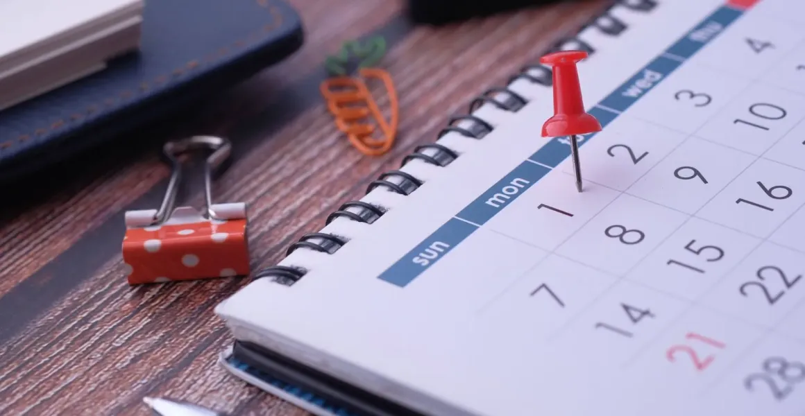 Calendario de pagos marcado con una chincheta