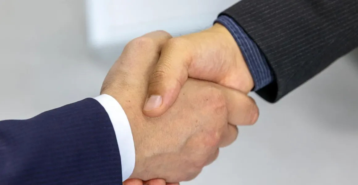 Handshake between professionals, symbolizing the corruption risk associated with Politically Exposed Persons (PEPs)