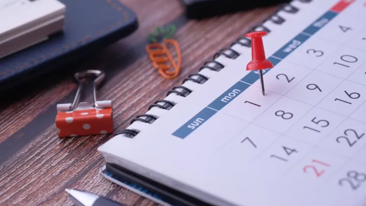 Calendario de pagos marcado con una chincheta