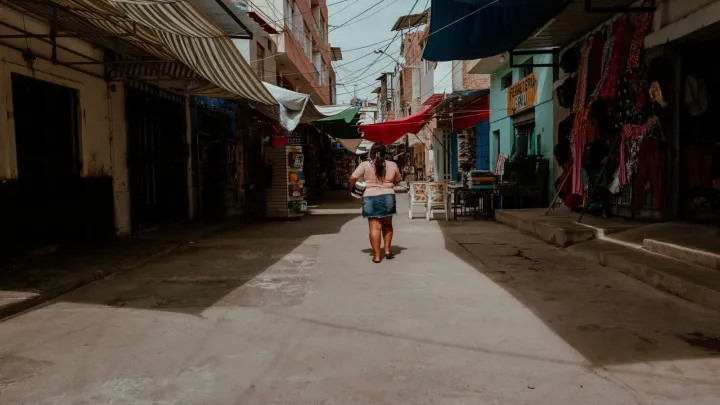 Calle comercial con pequeños negocios