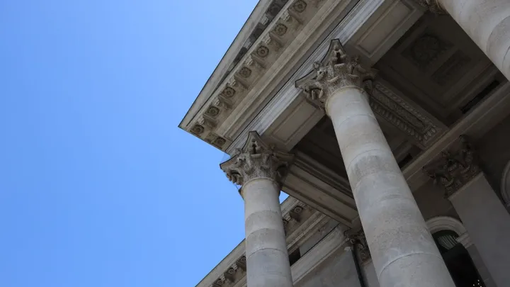 Columnas de un palacio de justicia vistas desde abajo