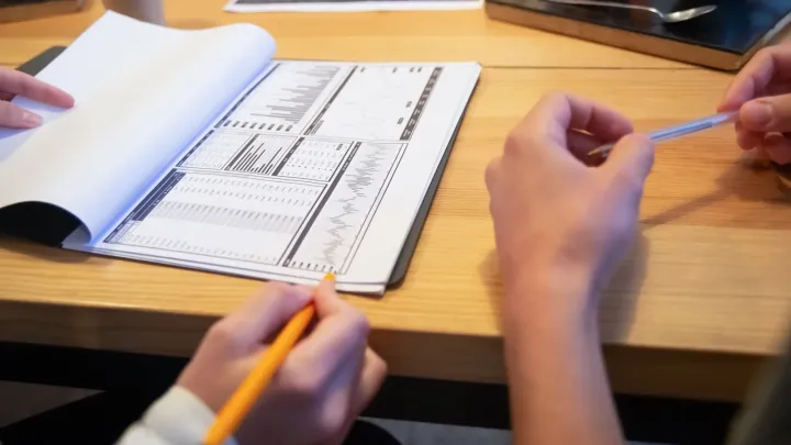 Revisión de una tabla de evaluación en papel